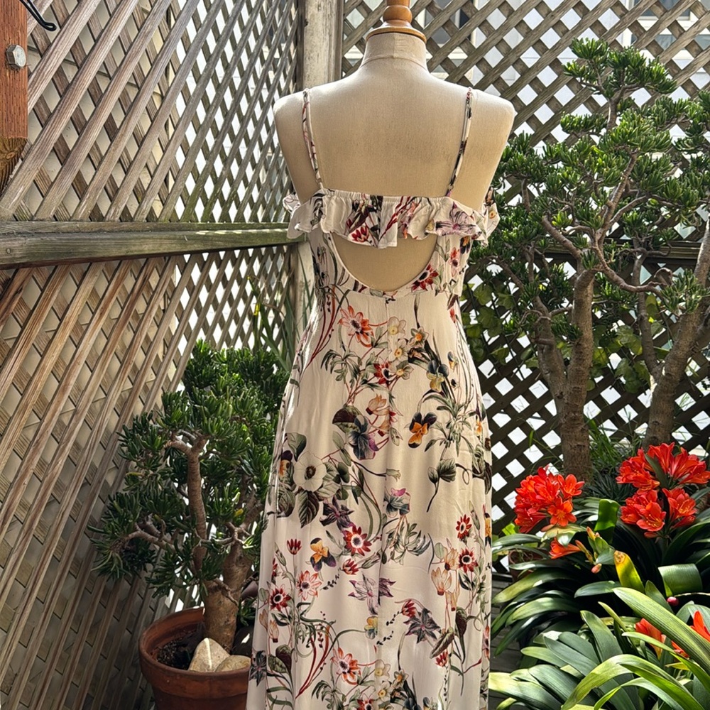 LULU.   Summer floral Dress w/ruffled neckline. Lined. VGUC . Size MED - Picture 3 of 14